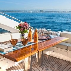 Our 72 UNIQ Modern Yacht is perfect for business meetings, romantic dates, proposals, celebrations or family gateways. Give us a call and we will help you plan your special event! + 1 (310) 584-7777 info@uniq.la www.UNIQ.LA